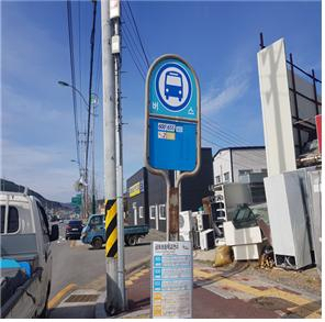 퇴색승강장 표식 교체 모습. 대구시 제공