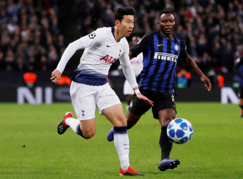손흥민(토트넘)이 29일(한국시각) 유럽축구연맹(UEFA) 챔피언스리그 조별리그 인터밀란(이탈리아)과의 경기에서 콰드오 아사모아와 공을 다투고 있다. 로이터연합뉴스