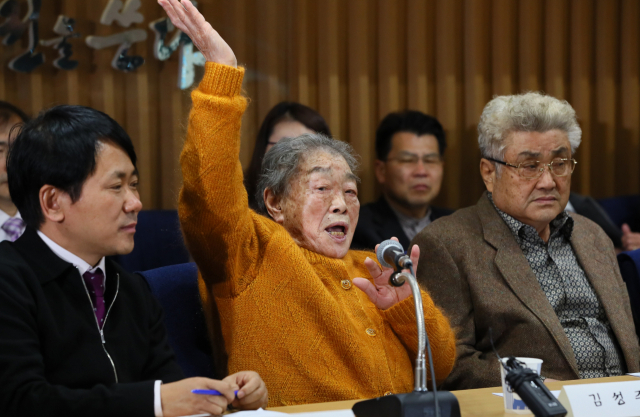 일제강제동원 피해자들의 미쓰비시중공업에 대한 손해배상청구소송 대법원 판결에서 승소한 피해자 김성주 씨(가운데)가 29일 서울 서초구 서울변호사회관에서 열린 기자회견에서 징용 당시 생활과 귀국 후 받았던 오해 등에 대해 증언하고 있다. 왼쪽은 이상갑 변호사, 오른쪽은 고 박창환 씨의 아들 재훈 씨.