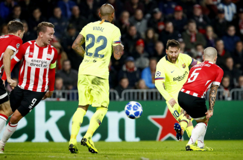 FC바르셀로나의 리오넬 메시가 29일(한국시각) PSV 에인트호번과의 UEFA 챔피언스리그 조별리그 경기에서 선제골을 넣고 있다. EPA연합뉴스