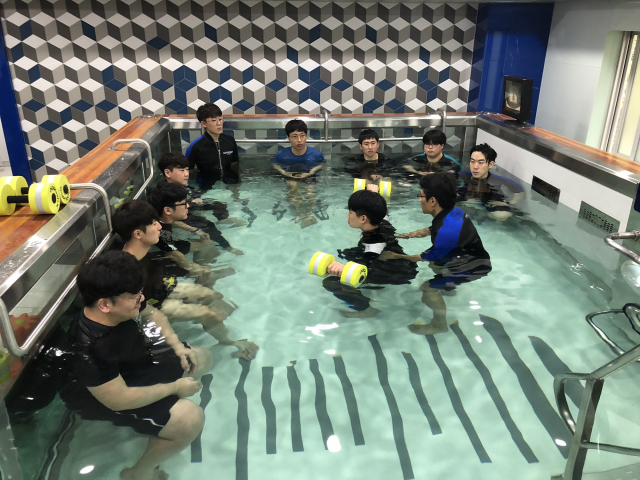 대구보건대 물리치료과 학생들이 교수의 지도에 따라 수중치료실 실습을 하고 있다. 대구보건대 제공