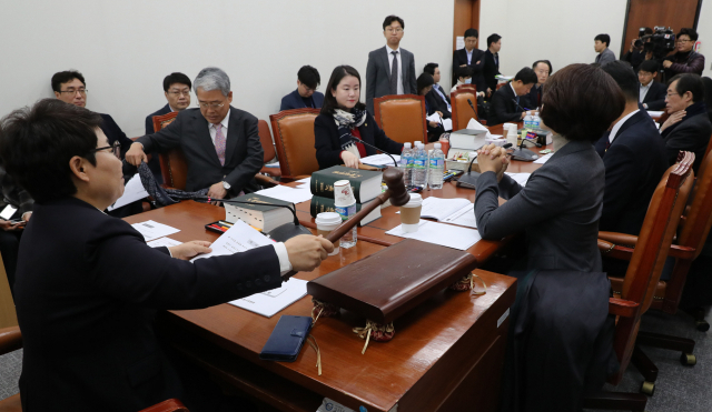 29일 오전 열린 국회 환경노동위원회 고용노동소위원회에서 임이자 위원장이 의사봉을 두드리고 있다. 연합뉴스