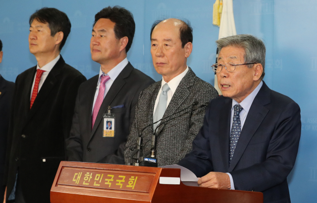 유인태 국회 사무총장이 29일 오전 국회 정론관에서 기자회견을 열고 업무추진비 사용 내역 공개 등 국회 투명성 강화 및 제도 혁신 방안을 발표하고 있다. 연합뉴스