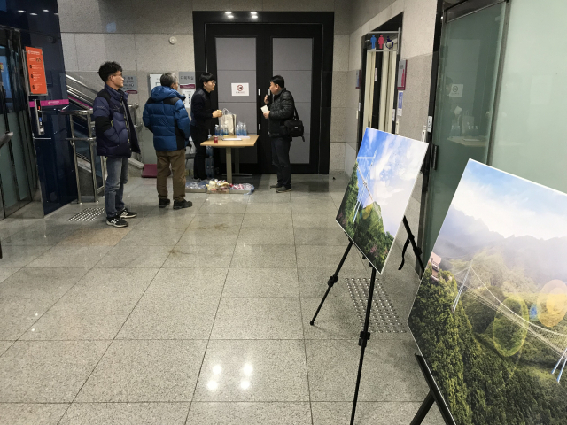 대구시는 29일 동구 용수동 팔공산 시민안전테마파크에서 팔공산 구름다리 주민설명회를 열었다. 구름다리 조감도가 비치된 입구 모습. 김근우 기자