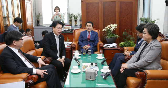 안상수 국회 예결특위 위원장과 여야 간사 등이 28일 국회 예결위원장실에서 열린 간사회동에서 의견을 나누고 있다. 왼쪽부터 김용진 기재부 2차관, 장제원 자유한국당 간사, 안상수 위원장, 이혜훈 바른미래당 간사, 조정식 더불어민주당 간사. 연합뉴스