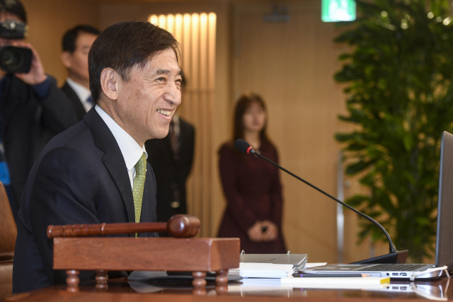 이주열 한국은행 총재가 2018년 서울 한국은행에서 열린 금융통화위원회에서 웃음을 짓고 있다. 연합뉴스
