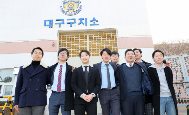 30일 오전 대구시 수성구 만촌동 대구구치소에서 출소한 양심적 병역거부자 8명이 기념사진을 찍고 있다. 연합뉴스