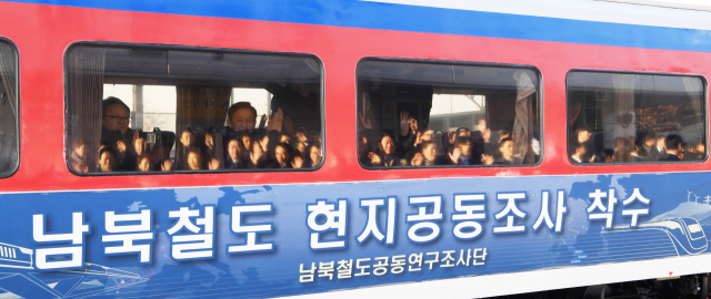 남과 북이 철도 북측구간 현지 공동조사에 착수한 30일 남측 기관차를 이끌 북측 열차(왼쪽)가 판문점역에 도착, 연결작업이 진행되고 있다. 통일부 제공