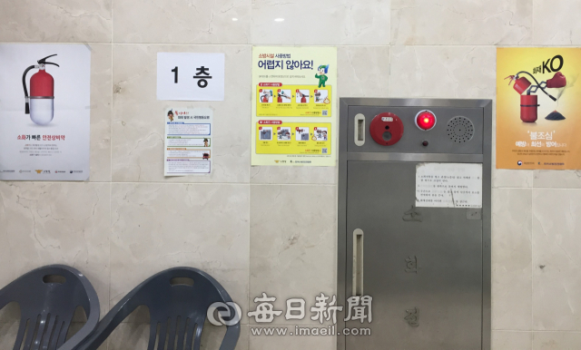 서문시장 4지구 대체상가 베네시움 곳곳 벽면을 채우고 있는 화재 안전 관련 문구들. 황희진 기자