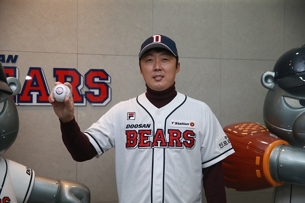 현역 최다승(137승) 투수 배영수가 30일 두산 베어스에 입단한 뒤 기념촬영을 하고 있다. 두산 베어스 제공