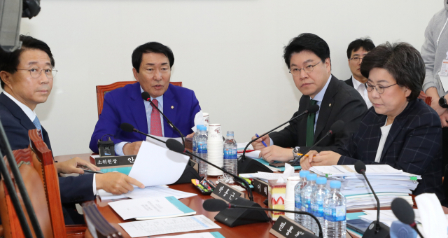 30일 오전 열린 국회 예산결산특별위원회 예산안조정소위원회의에서 자유한국당 안상수 위원장(왼쪽 두번째)이 회의를 주재하고 있다. 왼쪽부터 더불어민주당 조정식, 자유한국당 안상수 위원장, 자유한국당 장제원, 바른미래당 이혜훈 간사. 연합뉴스
