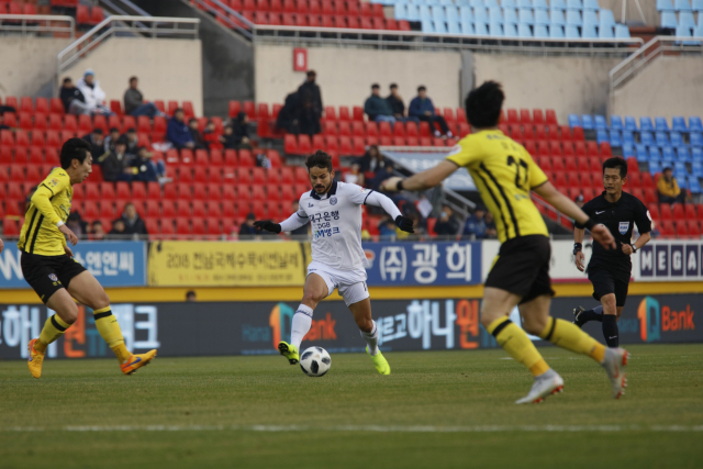 세징야가 지난 24일 광양축구전용구장에서 열린 전남 드래곤즈와의 KEB하나은행 K리그1 2018 37라운드 경기에서 공격을 시도하고 있다. 이날 대구는 세징야의 