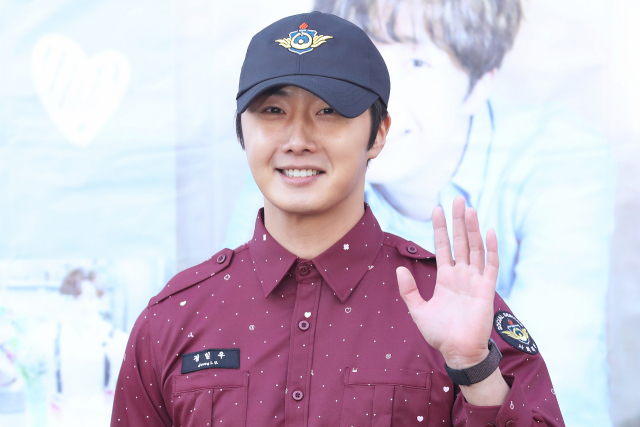 배우 정일우가 30일 오후 서울 서초구 구립서초노인요양센터에서 사회복무요원 대체복무 소집해제를 마치고 센터를 나서며 포즈를 취하고 있다. 연합뉴스