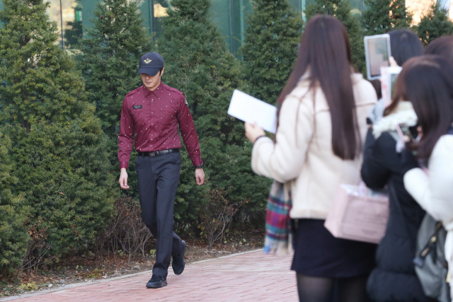 배우 정일우가 30일 오후 서울 서초구 구립서초노인요양센터에서 사회복무요원 대체복무 소집해제를 마치고 센터를 나서고 있다. 연합뉴스