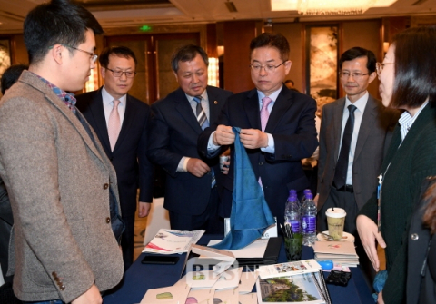 이철우 경북도지사가 중국 현지 수출상담장을 찾아 제품을 살펴보고 있다. 경북도 제공