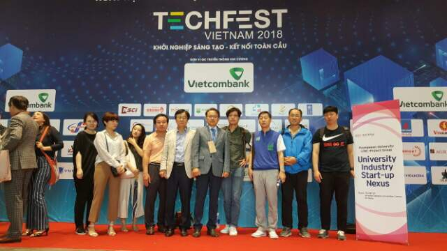 경운대 관계자들이 1회 베트남 Tech-Fest 행사에 참가, 기념사진을 찍고 있다. 경운대 제공