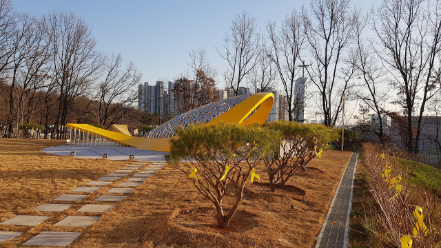 경기도 안산 단원고는 30일 세월호 참사로 희생된 학생과 교사들을 추모하는 조형물을 제막했다. 단원고 희생자 261명을 등에 지고 수면 위로 승천하는 노란색 고래 모습을 형상화한 이 조형물은 단원고 체육관 맞은 편에서 설치됐다. 연합뉴스