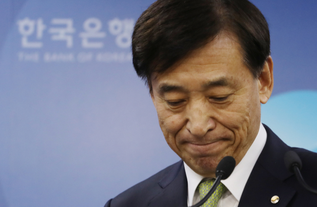 이주열 한국은행 총재가 30일 한은 기자실에서 열린 통화정책 방향 기자간담회에서 기준금리를 기존 연 1.50%에서 연 1.75%로 0.25%포인트 인상하기로 한 배경을 설명하며 생각에 잠겨있다. 연합뉴스