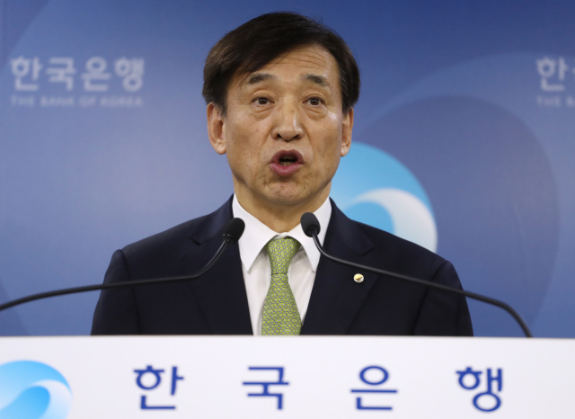 이주열 한국은행 총재가 30일 한은 기자실에서 열린 통화정책 방향 기자간담회에서 기준금리를 기존 연 1.50%에서 연 1.75%로 0.25%포인트 인상하기로 한 배경을 설명하고 있다. 연합뉴스