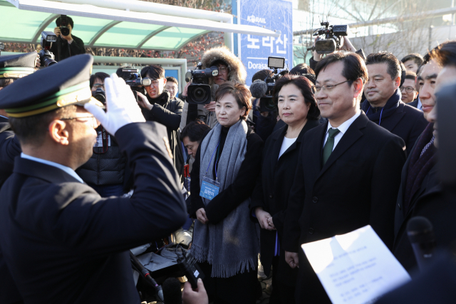 30일 오전 경기도 파주 도라산역에서 북한 신의주로 가는 남북철도 현지공동조사단을 태운 열차의 기관사가 김현미 국토교통부 장관, 오영식 코레일 사장 등에게 출발 신고를 하며 거수경례하고 있다. 연합뉴스