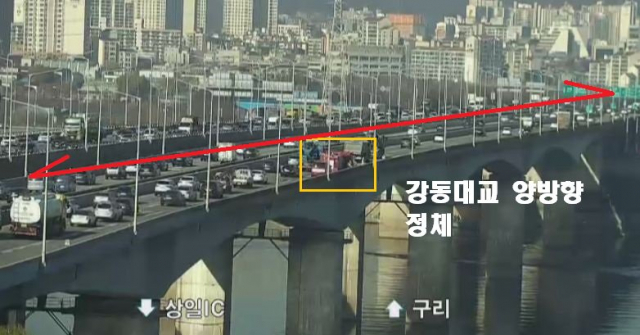1일 오전 11시 20분 강동대교 산림청 헬기 추락, 인접 도로 양방향 정체. 서울시 교통정보과