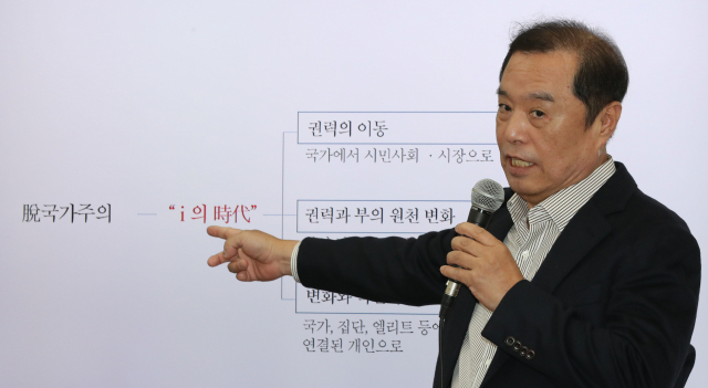 자유한국당 김병준 비상대책위원장이 2일 오전 국회에서 기자간담회를 열고 당내 계파 갈등 해소방안 등을 담은 정치개혁구상 