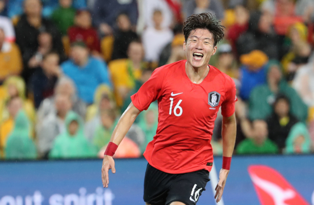 지난달 17일 호주 브리즈번 선코프 스타디움에서 열린 한국과 호주 축구국가대표팀 평가전에서 황의조가 전반 득점 후 환호하고 있다. 연합뉴스