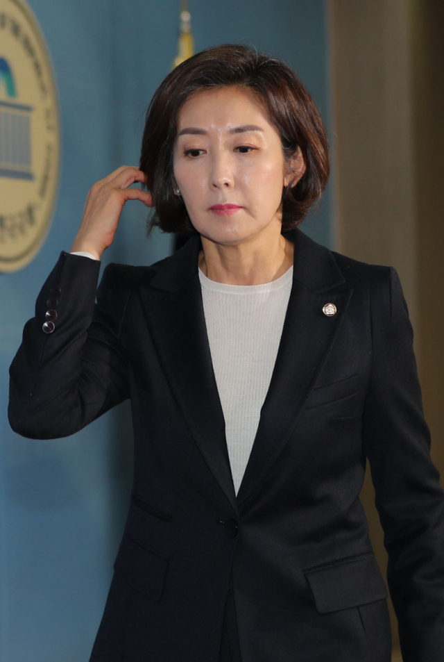 자유한국당 나경원 의원이 2일 오후 원내대표 출마선언 기자회견을 마치고 국회 정론관을 나서고 있다. 연합뉴스