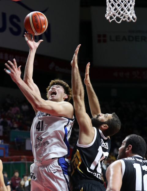 2일 부산 사직체육관에서 열린 2019 국제농구연맹(FIBA) 월드컵 아시아 오세아니아 지역 예선 경기 한국과 요르단 경기에서 오세근이 골밑슛을 하고 있다. 연합뉴스