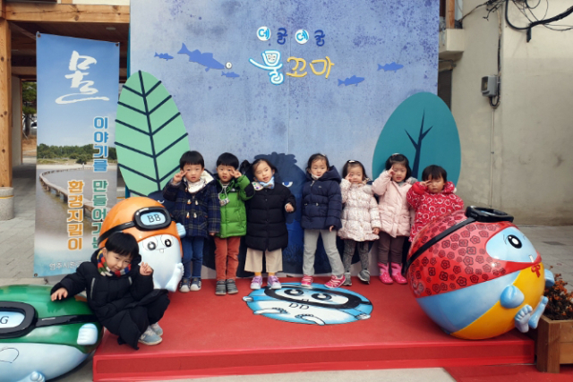 하수종말처리장을 스토리텔링해 친근한 시설로 이미지를 바꾼 일등공신 이동희 영주시 건설과 농촌개발팀장이 빨강인형극장을 배경으로 사진을 찍고 있다. 소백예술촌 제공