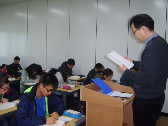 청송 시골에도 학구열만은 서울 강남 못지않다. 형편이 되는 아이들은 인근 안동이나 대구, 포항까지 자신들이 원하는 수업을 듣기 위해 유학을 떠난다. 하지만 빈부격차가 교육기회의 격차로 이어질 수 있다는 우려가 있었다. 이에 (재)청송인재육성장학회는 지난 2009년부터 청송인재양성원을 운영하며 학생들에게 양질의 교육을 무료로 제공하고 있다.