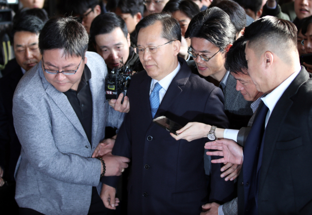 양승태 전 대법원장 시절 사법행정권을 남용한 혐의를 받는 박병대 전 대법관이 19일 오전 서울 서초구 서울중앙지검에 피의자 신분으로 출석하며 조사실로 향하고 있다. 연합뉴스