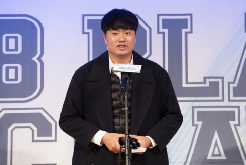 3일 플레이어스 초이스 어워드. 올해의 선수상을 수상한 두산 베어스 이영하가 소감을 밝히고 있다. 연합뉴스