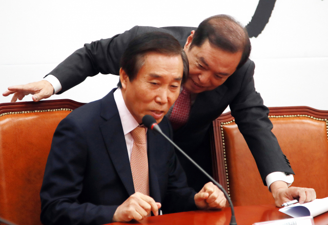 자유한국당 김병준 비상대책위원장(오른쪽)이 최근 국회에서 열린 비상대책위원회에 참석해 최병길 비상대책위원과 대화하고 있다. 연합뉴스