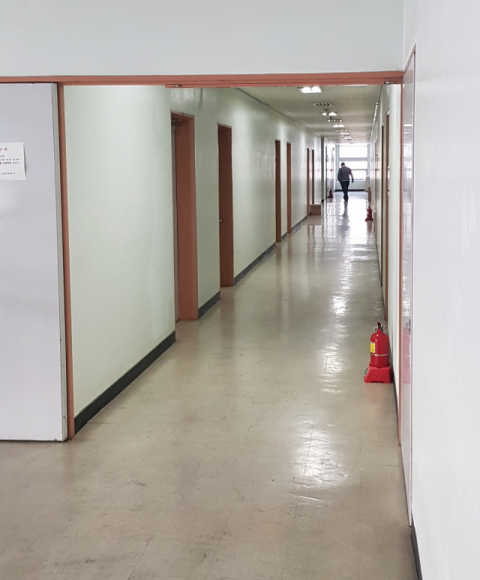 내년 11월까지 입주기업을 모두 내보내야 하는 대구테크노파크 경북대센터 내 테크노빌딩은 현재 상당수 공간이 비어있다.