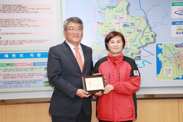 김학동(왼쪽) 예천군수가 경북사회복지공동모금회 신혜영 사무처장으로부터 