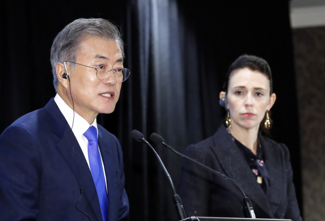 뉴질랜드를 국빈 방문 중인 문재인 대통령이 4일 오전(현지시간) 뉴질랜드 오클랜드 시내 코디스호텔에서 저신다 아던 총리와 함께 한 공동 기자회견에서 기자들의 질문에 답하고 있다. 연합뉴스