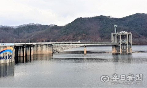 안동댐과 임하댐이 갈수기에도 불구하고 7년 만에 저수율 최고치를 기록하고 있다. 안동댐 의 모습. 엄재진 기자
