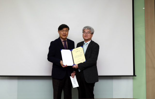김명식(오른쪽) 금오공대 전자공학부 교수가 최근 한국교육학술정보원이 주최하는 