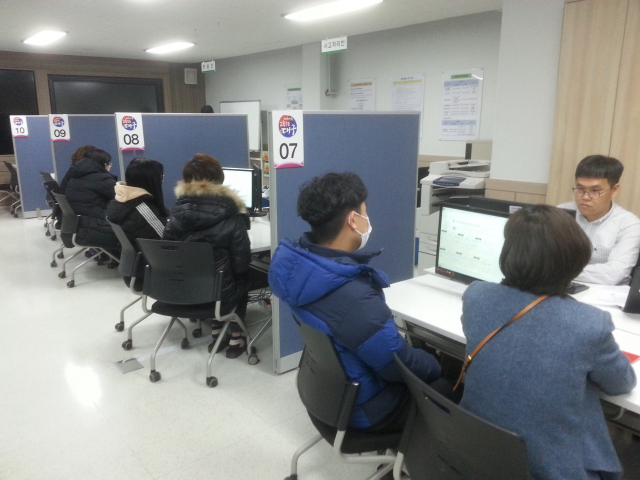 지난해 대구시교육청에서 열린 정시전형 대비 상담실에서 수험생과 학부모들이 상담을 하고 있다. 대구시교육청 제공