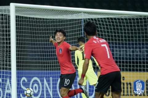 지난 10월 22일 인도네시아에서 열린 요르단과의 2018 AFC U-19 챔피언십 C조 2차전에서 선제골을 터뜨린 조영욱(10번)이 기뻐하고 있다. 연합뉴스