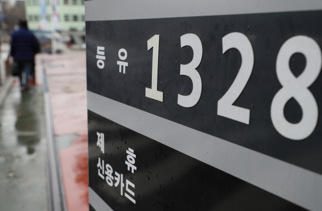 도시가스 요금 인하 효과 소멸, 서비스 가격 상승 폭 확대 등으로 지난달 소비자물가가 두달 연속 2%대 상승했다. 유류세 인하로 석유류를 포함한 공업제품 가격이 내렸지만, 서민들이 많이 쓰는 등유는 유류세 인하 대상에서 빠지며 6년 11개월 만에 가장 큰 폭으로 올랐다. 사진은 4일 오전 서울시내 한 주유소. 연합뉴스