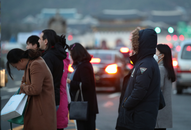 비가 그치고 쌀쌀해진 4일 오후 서울 종로구 세종로네거리에서 잔뜩 움츠린 시민들이 발걸음을 서두르고 있다. 기상청은 이날 오후 11시를 기해 서울을 비롯해 대전, 인천, 경기, 경북, 충북, 충남, 강원, 전북 등 중부 내륙 대부분 지역에 한파주의보를 발효했다. 연합뉴스