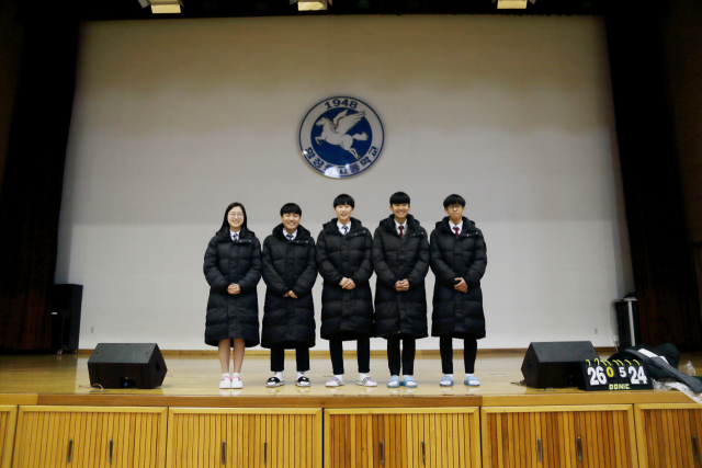 상주 함창고 학생들이 주대중 재단 이사장으로부터 받은 롱패딩을 입고 환한 웃음을 짓고 있다. 함창교육재단 제공