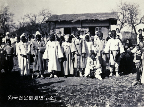 하회별신굿탈놀이가 내년 10월에 열리는 제60회 한국문화예술춪제에 경북 대표로 참가한다. 사진은 1939년 12월 하회별신굿탈놀이 공연 후 기념 촬영한 모습. 하회별신굿탈놀이보존회 제공