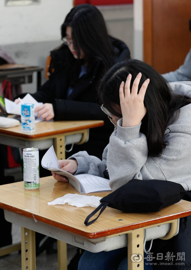 지난해 수능시험 성적표가 배부된 직후 대구 한 고3 교실 풍경. 매일신문 DB