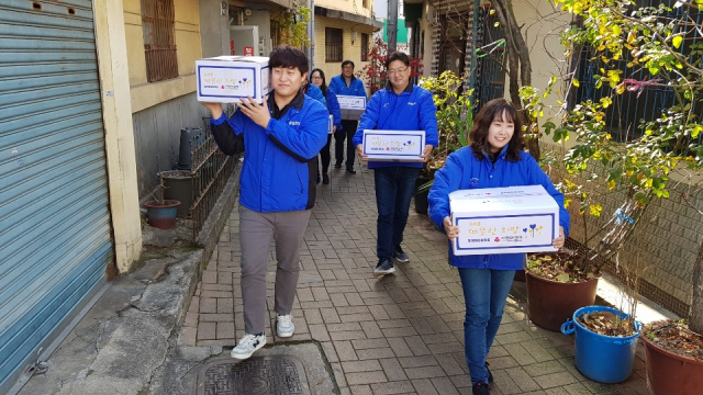 삼성전자 구미 스마트시티 임직원들이 대구시 내 쪽방촌을 찾아 생필품과 내의·이불 등을 전달하고 있다. 삼성전자 제공