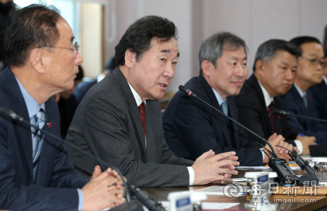 이낙연(왼쪽 두번째) 국무총리가 5일 구미 금오테크노밸리에서 열린 구미 경제인 간담회에 참석, 인사말을 하고 있다. 성일권 기자 sungig@msnet.co.kr