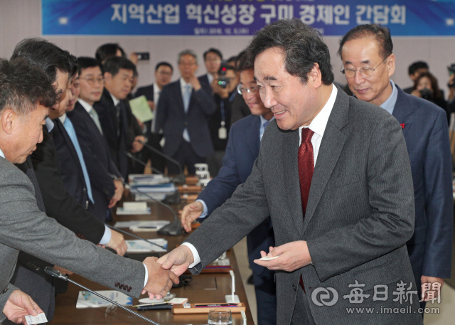 이낙연(오른쪽) 국무총리가 5일 구미 금오테크노밸리에서 열린 구미 경제인 간담회에서 참석자들과 인사를 나누고 있다. 이 총리 왼쪽은 이철우 경북도지사. 성일권 기자 sungig@msnet.co.kr