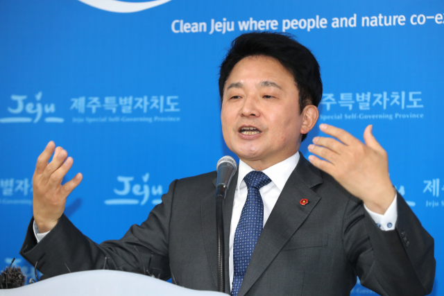 원희룡 제주지사가 5일 오후 제주도청 브리핑룸에서 녹지국제병원에 대한 조건부 개설 허가 방침을 밝히고 있다. 연합뉴스
